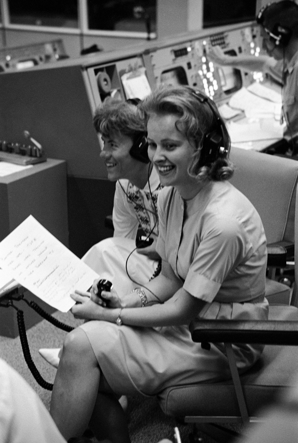 MISSION CONTROL CENTER (MCC) - GEMINI-TITAN (GT)-IV - ASTRONAUT WIVES - MSC