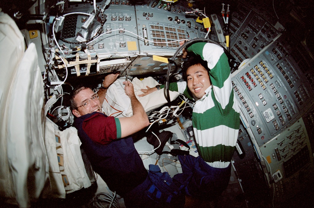 McArthur and Wakata in the flight deck