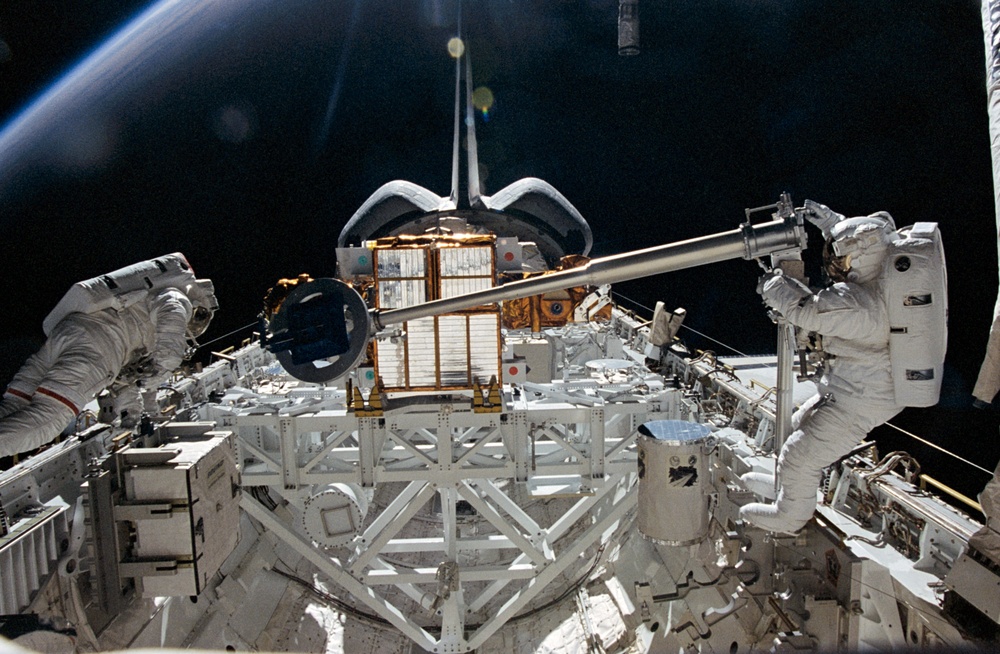 Scott and Doi conduct tool evaluations during second EVA of STS-87