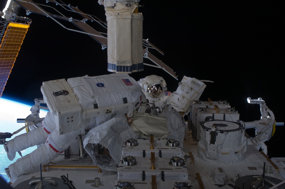 Cassidy and Marshburn during EVA-5