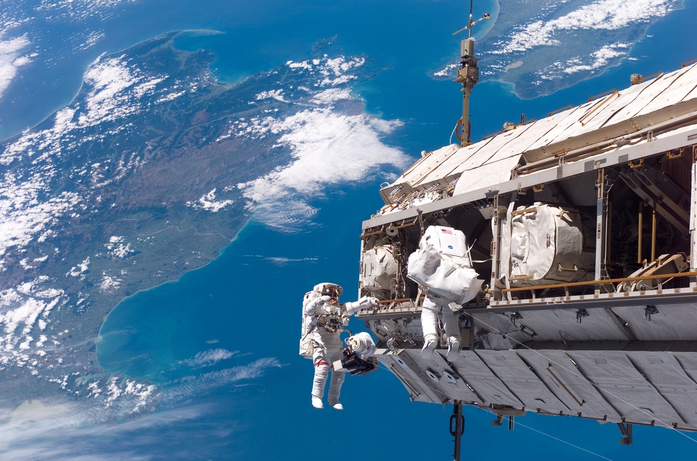 STS-116 MS Curbeam,Jr.,and Fuglesang work on S1 Truss during EVA 1