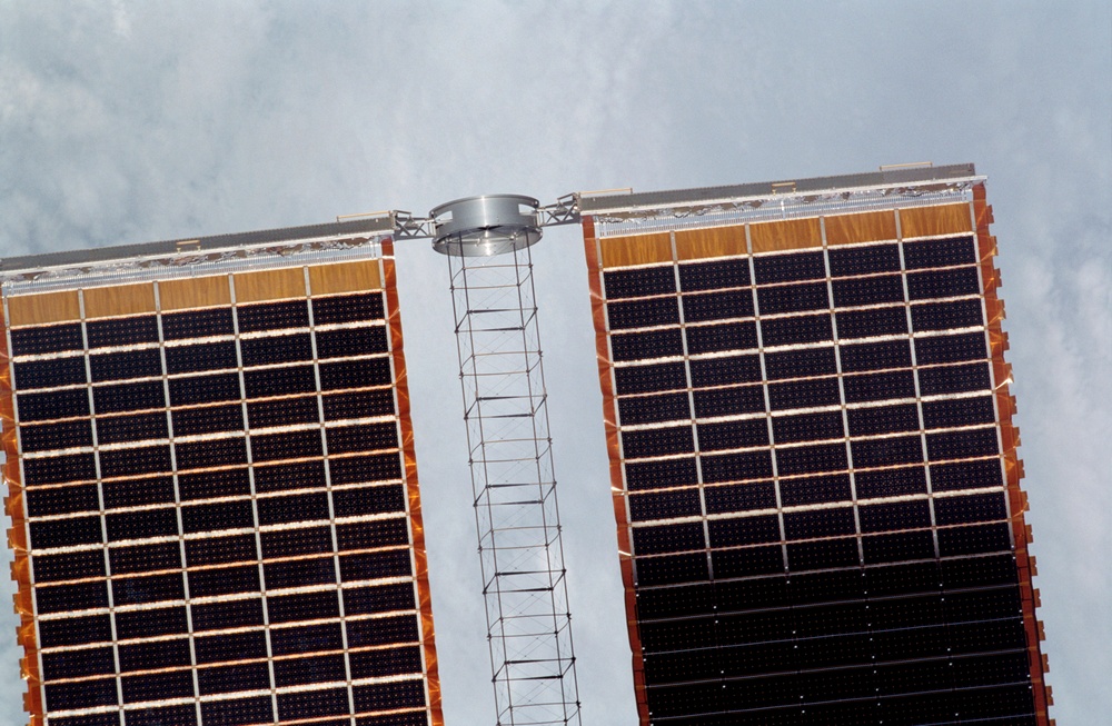Exterior view of ISS during flyaround by STS-105 showing P6 SAW