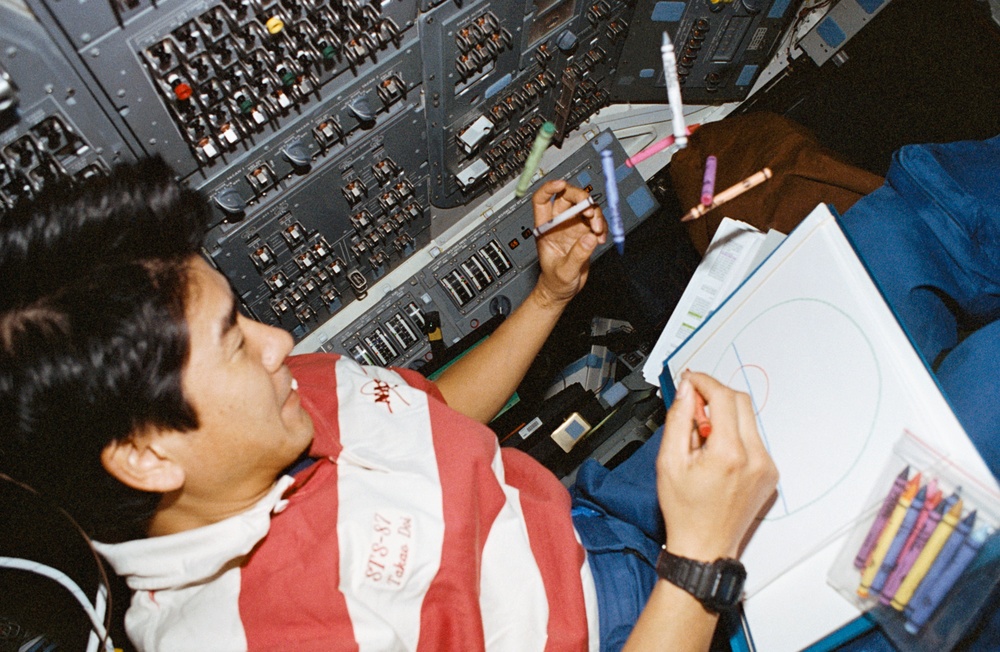 Doi draws a picture with soybean crayons