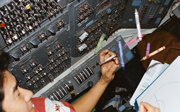 Doi draws a picture with soybean crayons