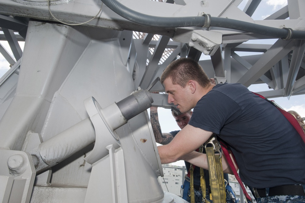 USS Bonhomme Richard sailors perform maintenance