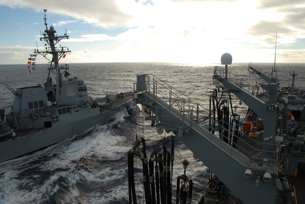 USS Chung-Hoon receives biofuel delivery