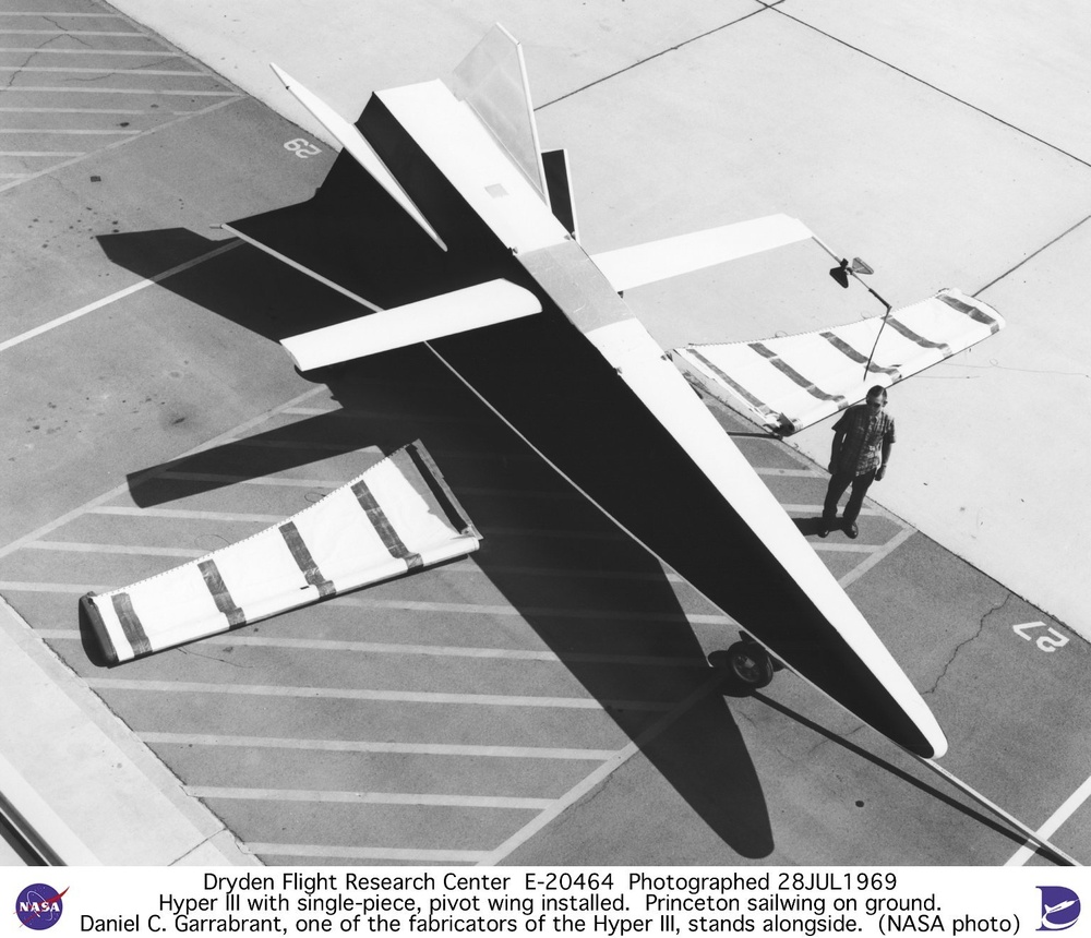 Hyper III on ramp with single-piece pivot wing installed &amp; Princeton sailwing on ground, with Da