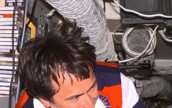 Crewmember activity in the Mir Space Station