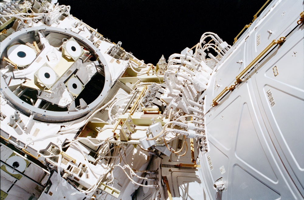 Cables, fluid lines, and CIDS installed between U.S. Lab and Z1 Truss