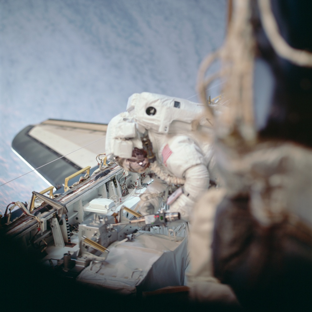 MS Parazynski uses a PGT in Endeavour's payload bay during the second EVA of STS-100