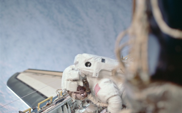 MS Parazynski uses a PGT in Endeavour's payload bay during the second EVA of STS-100
