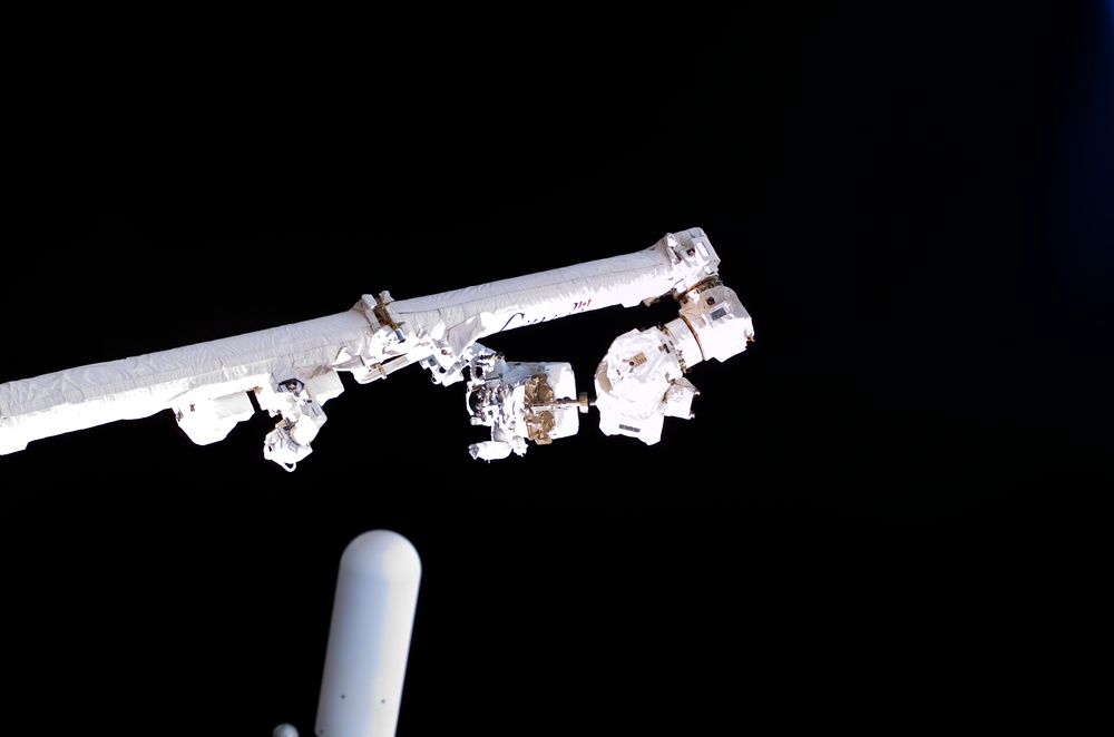 Robinson on SSRMS Canadarm2 during EVA 3
