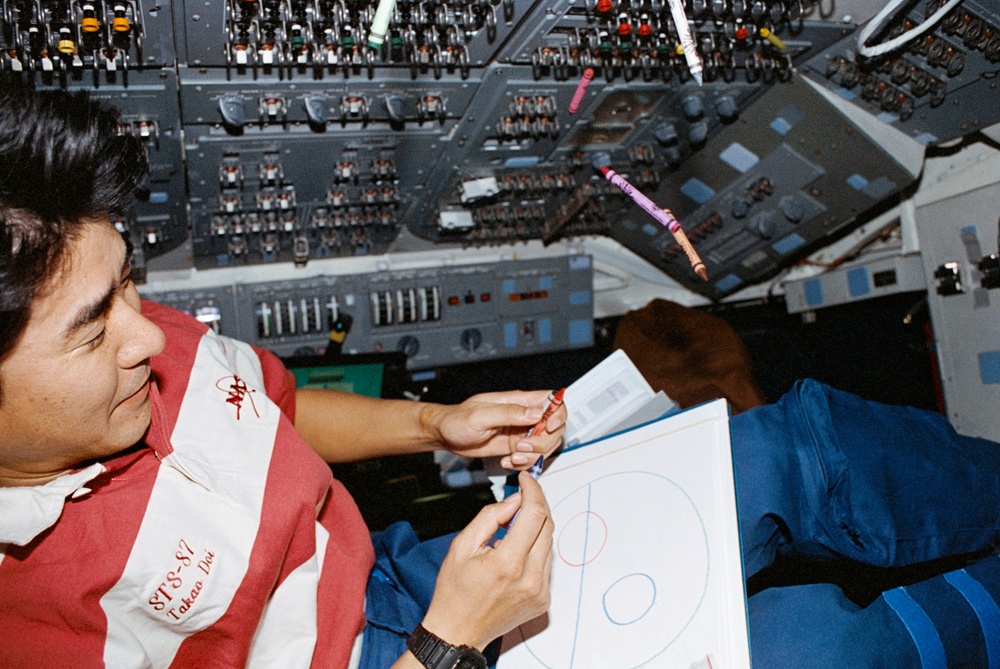 Doi draws a picture with soybean crayons