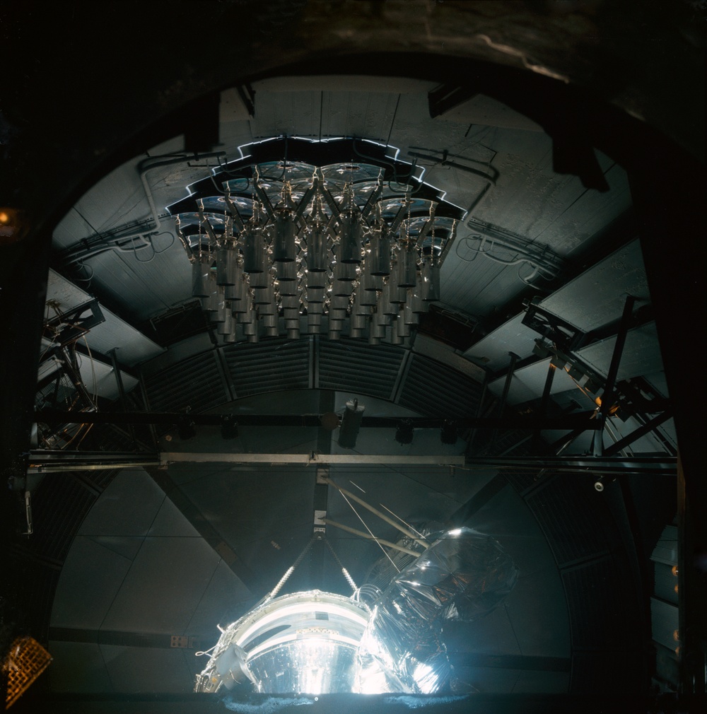 VACUUM TEST - ASTRONAUT JOE H. ENGLE - MSC