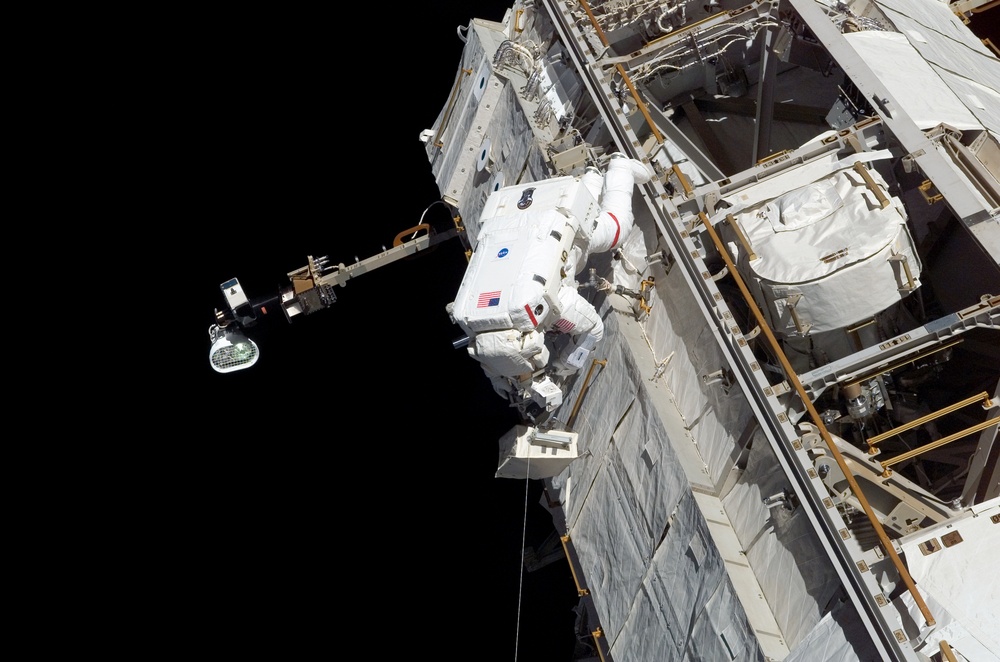 STS-115 MS Tanner performs third EVA during Expedition 13 / STS-115 Joint Operations