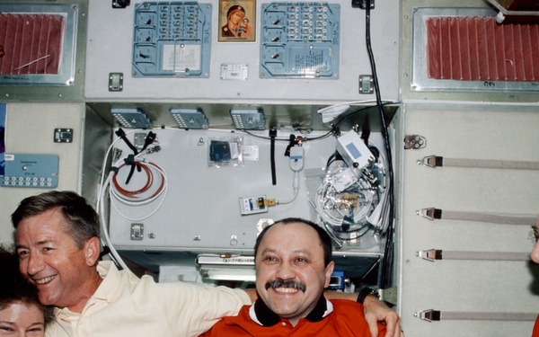 Culbertson presents STS-105 shirts to the Expedition Two crew