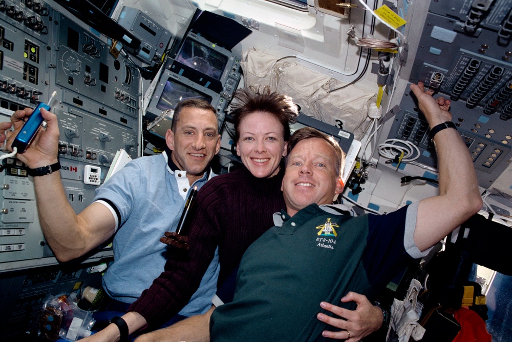 MS Kavandi, PLT Hobaugh and CDR Lindsey on flight deck