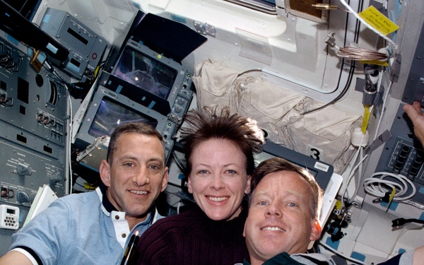 MS Kavandi, PLT Hobaugh and CDR Lindsey on flight deck