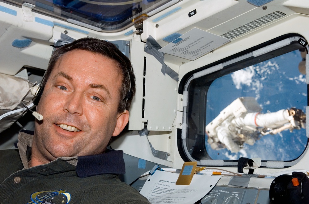 Foreman in the aft FD window during Expedition 16 / STS-123 Joint Operations