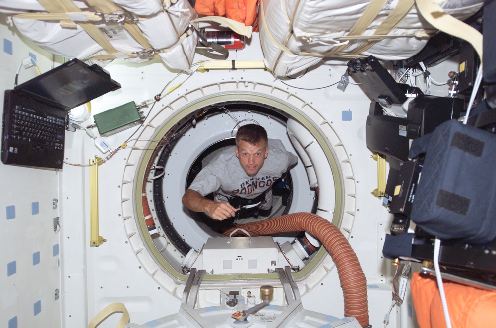 Swanson floats through hatch to the MDDK of STS-117 Space Shuttle Atlantis during Joint Operations
