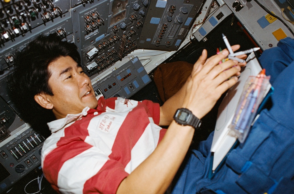 Doi draws a picture with soybean crayons