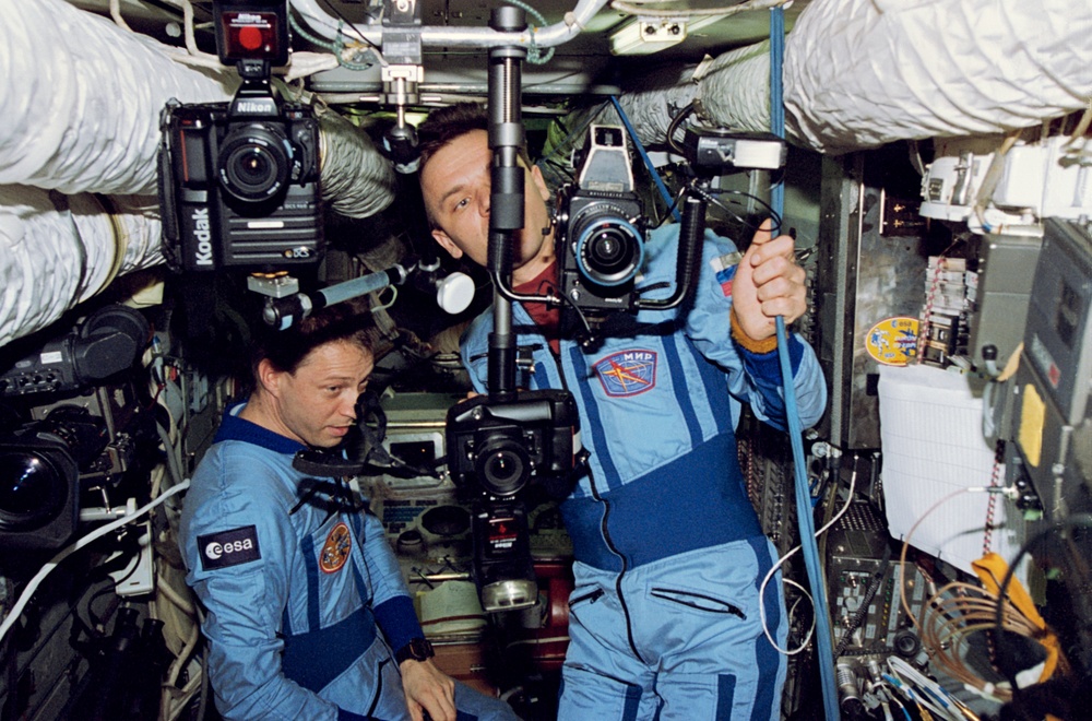 STS-74 and Mir 20 crewmembers onboard activities on Mir space station