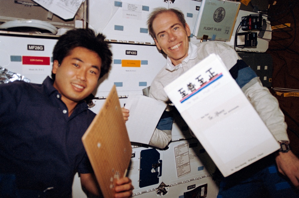 Mission Specialists Dan Barry and Koichi Wakata play Japanese game ''GO''