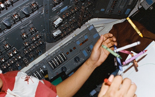 Doi draws a picture with soybean crayons