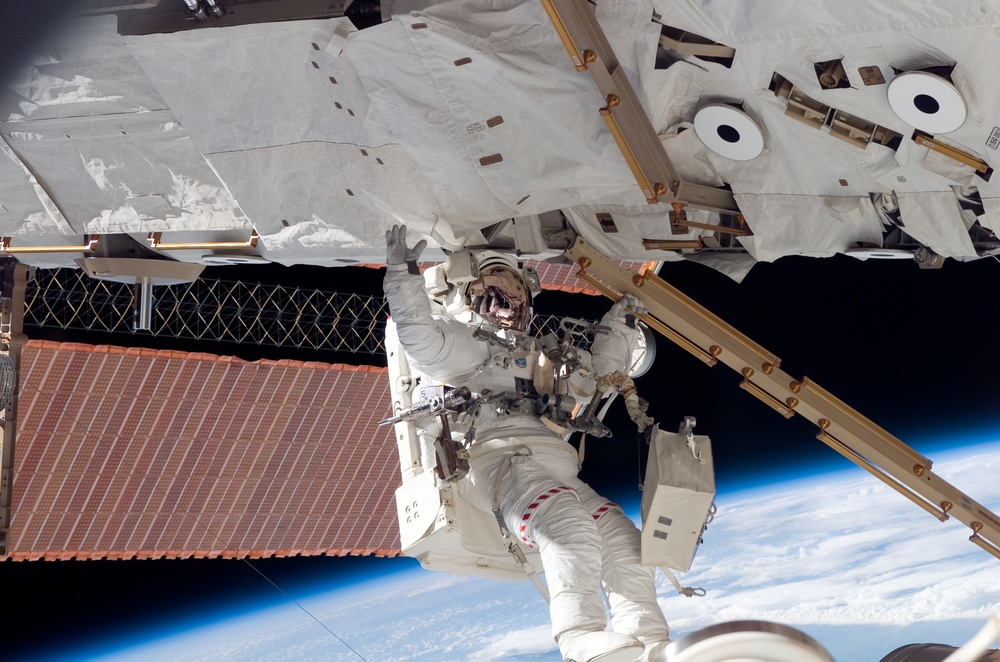 Swanson moves to the S3/S4 Truss during STS-117 EVA 2