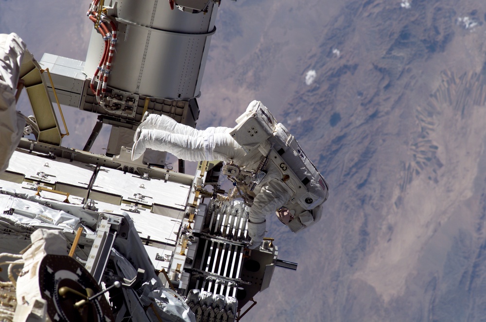 STS-115 MS Stefanyshyn-Piper works on P3/P4 Trusses during third EVA