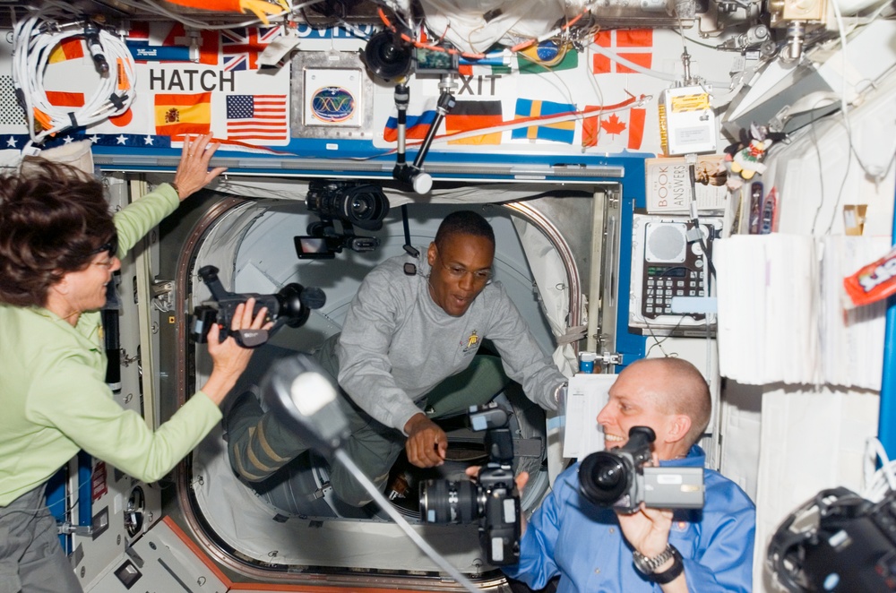 STS-118/Expedition 15 Crewmembers greet one another after Hatch Opening