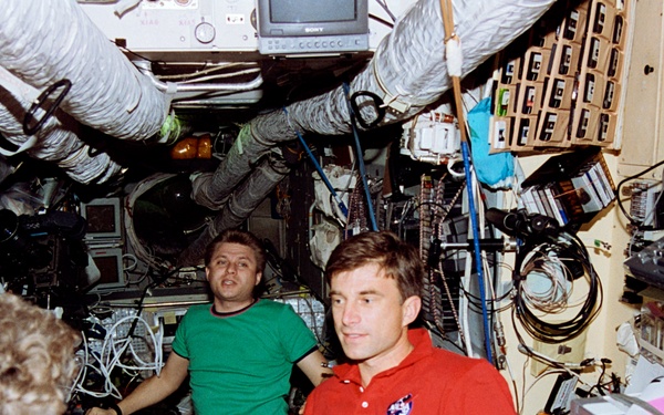 Crewmember activity in the Mir Space Station