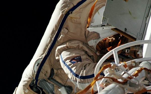 Linenger and Tsibliev during EVA outside Mir Space Station