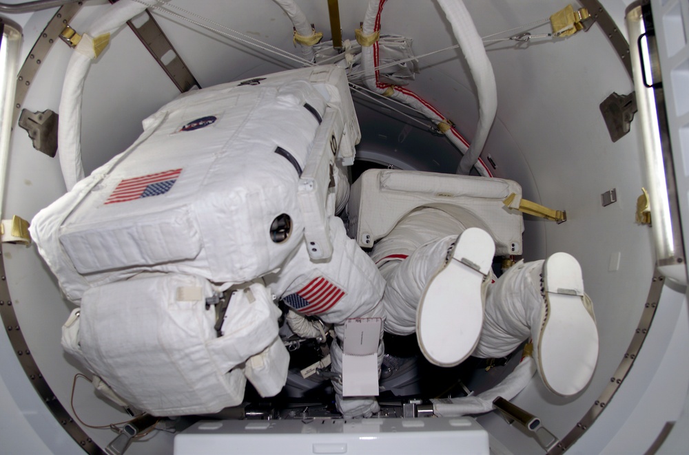MS Reilly and Gernhardt preparing for third EVA