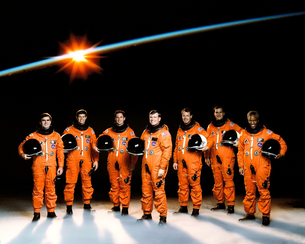STS-39 DISCOVERY ORBITER VEHICLE(OV)-103 - CREW MEMBERS PORTRAIT