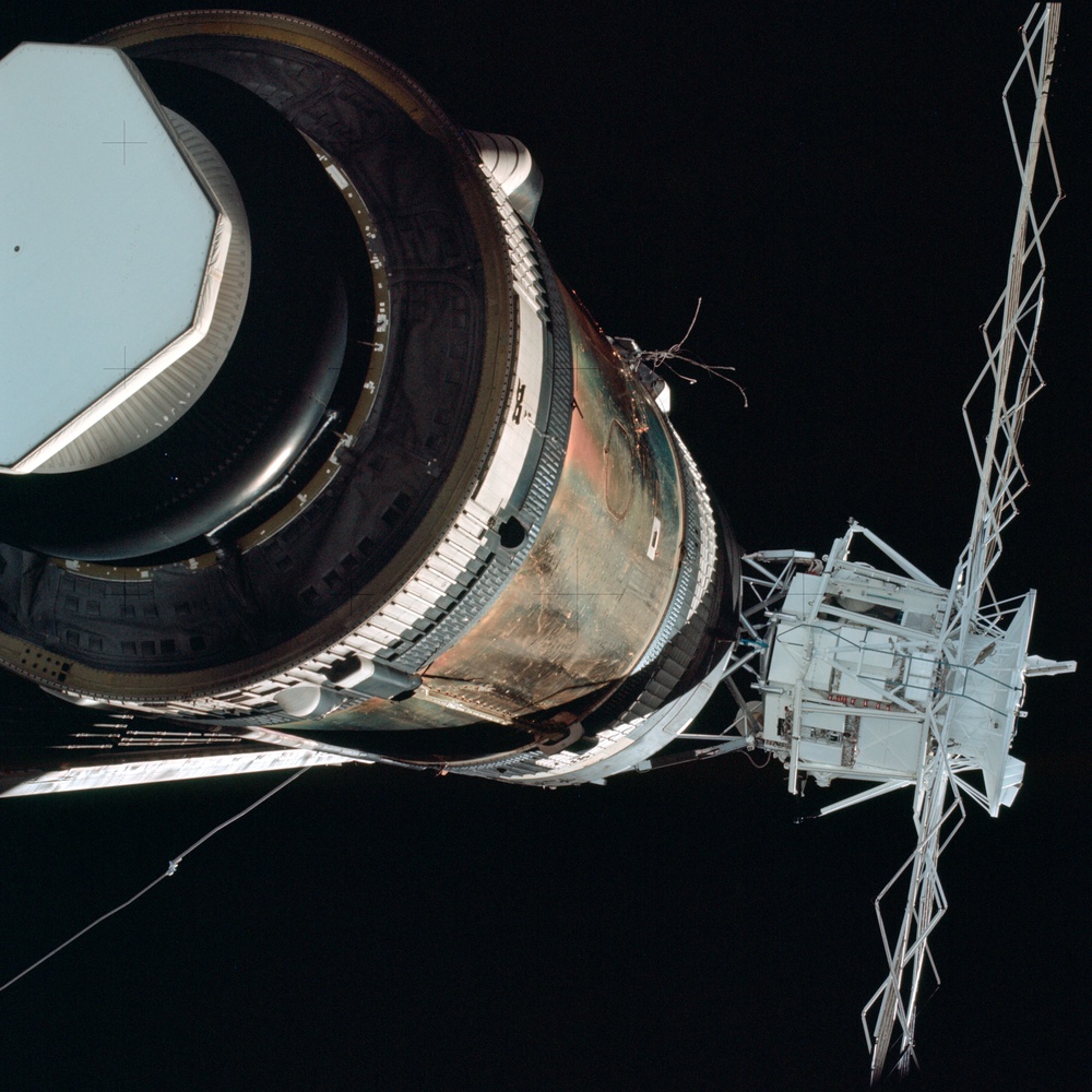 Skylab 2,Approach to Skylab at long range,flyaround inspection