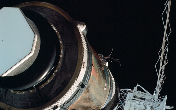 Skylab 2,Approach to Skylab at long range,flyaround inspection