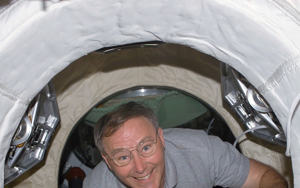 Ross drifts through the ODS hatch to the ISS during STS-110