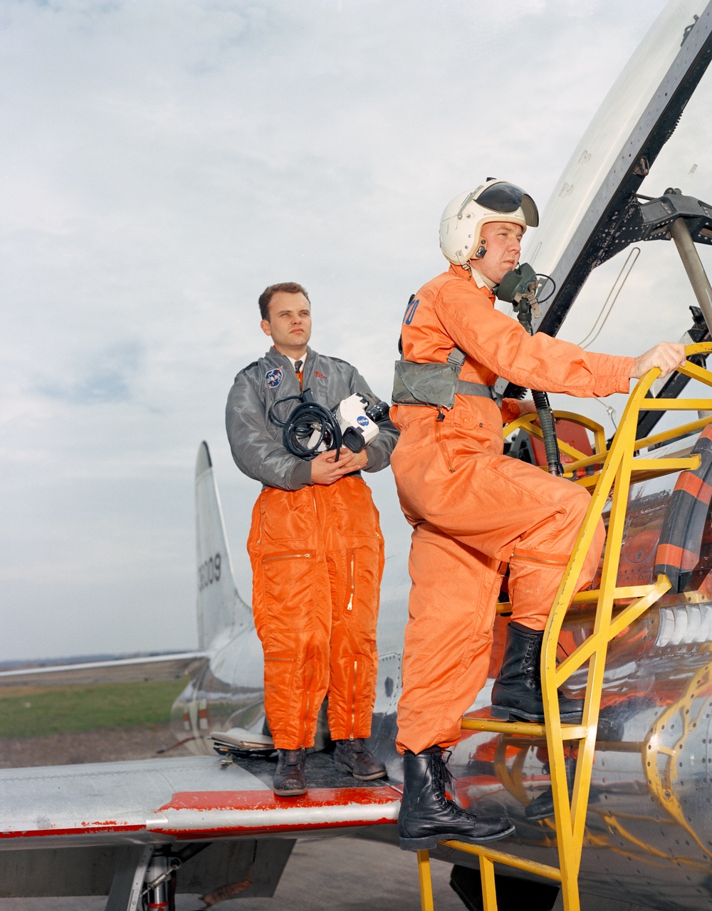 HALL LAMAR, PETE STANLEY MP PHOTOGRAPHER ON FLIGHT LINE IN T. BIRD