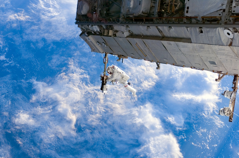 STS-116 MS Curbeam, Jr., works on S1 Truss during EVA 1