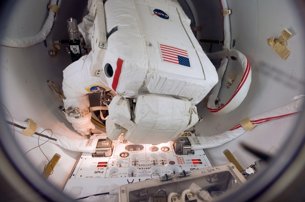 Mastracchio in the crew lock before a session of STS-118 EVA