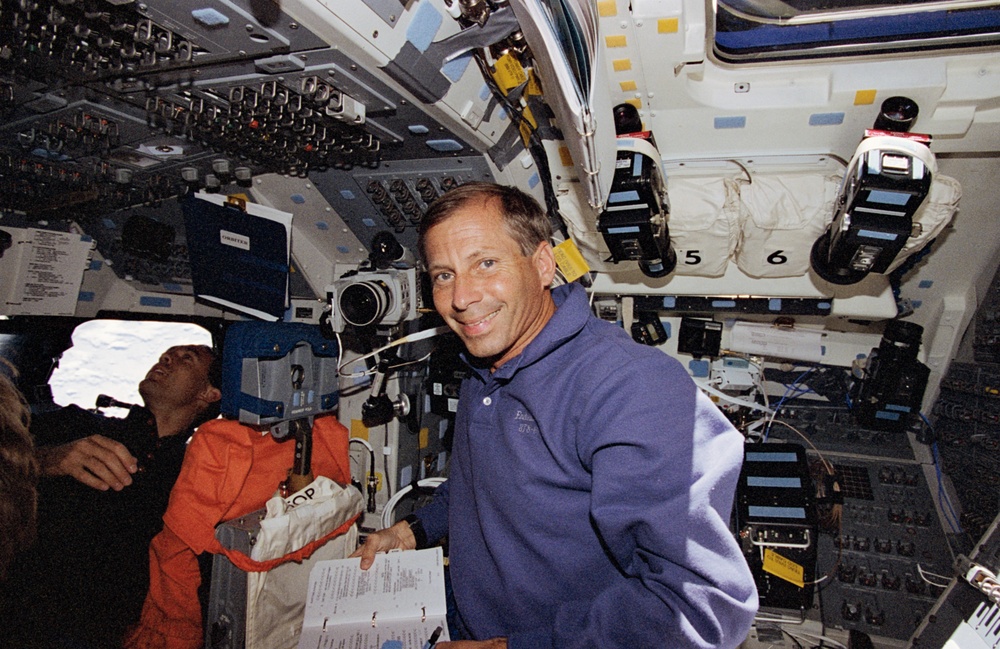 STS-69 crewmembers on Endeavour's flight deck