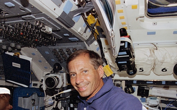 STS-69 crewmembers on Endeavour's flight deck