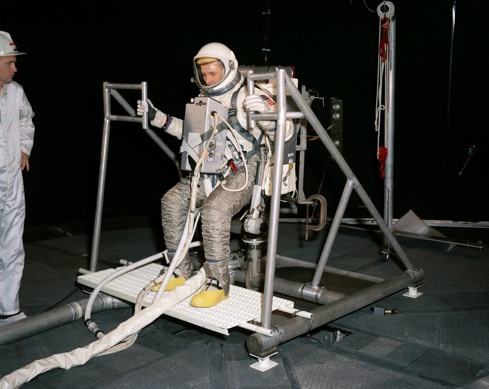 MMU test chamber ''B'' Bldg. 32 2nd day