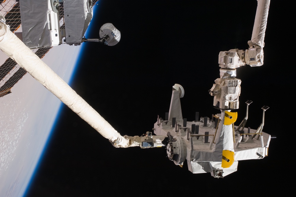SSRMS transfers JLE to the RMS during Joint Operations
