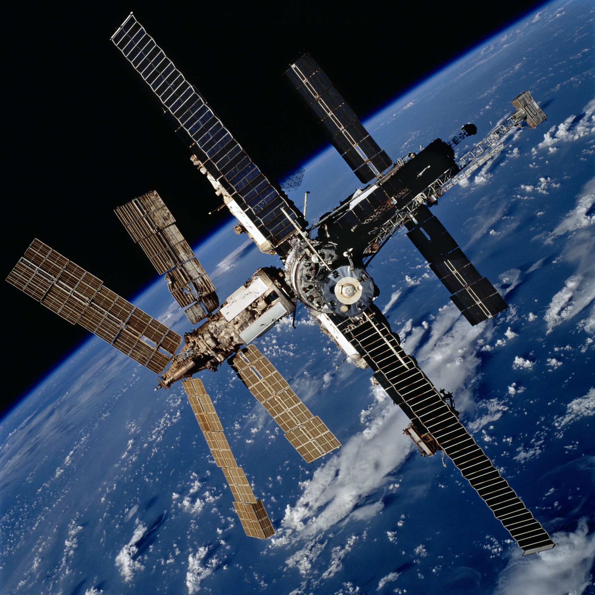 Космос россия корабли. Орбитальная станция мир 1986. Международная орбитальная Космическая станция. Спейс станция орбитальная. Международная Космическая станция МКС.