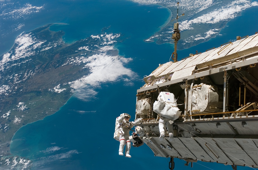 STS-116 MS Curbeam,Jr.,and Fuglesang work on S1 Truss during EVA 1