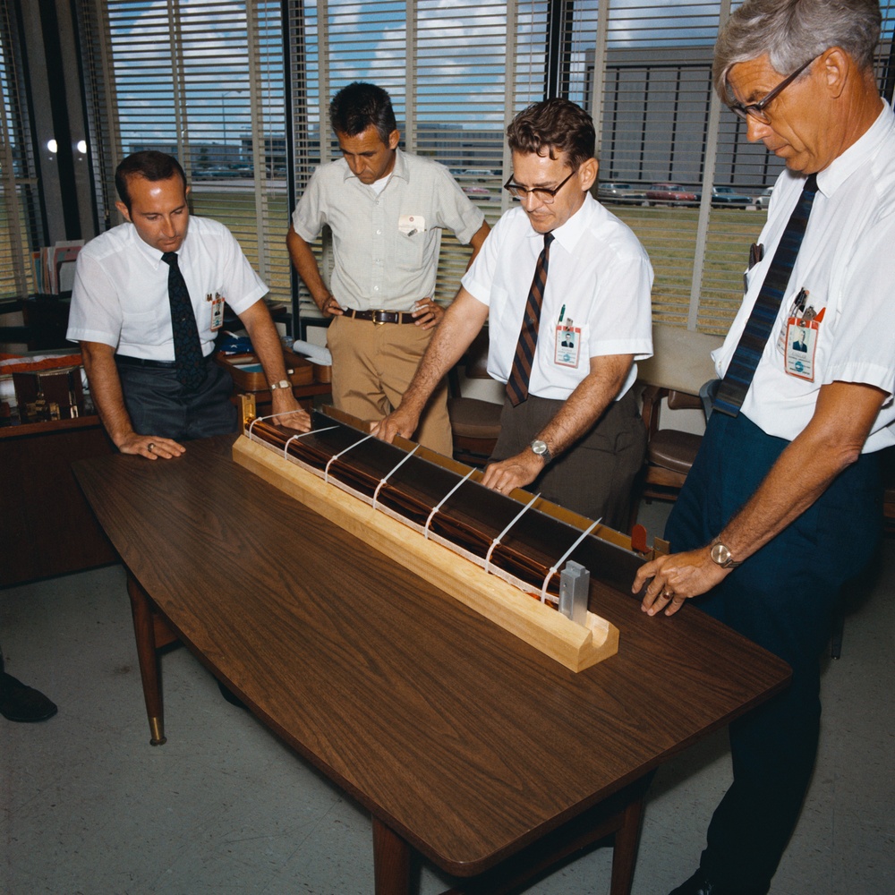 Equipment - Apollo 11 (Flag &amp; Plaque)