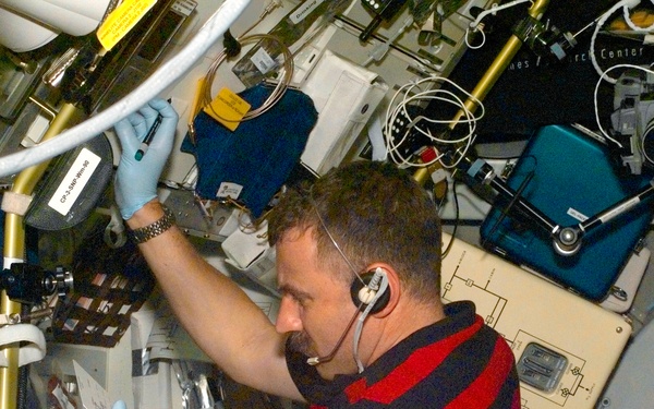 Williams enters data in Spacelab