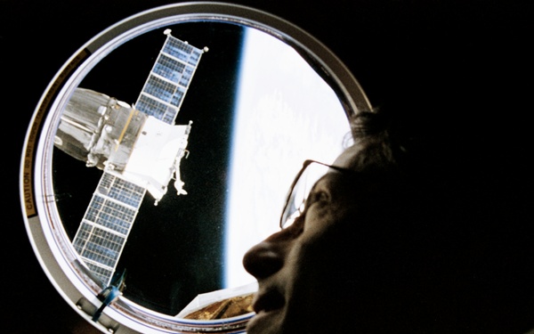 Astronauts Apt and Readdy at Spacehab window